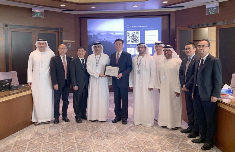 圖為阿布扎比陸上石油公司代表向中企頒發(fā)6600萬安全工時(shí)證書。中國(guó)石油工程建設(shè)有限公司供圖