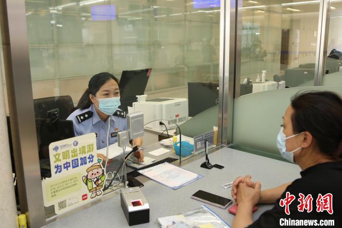 2023年1月9日至5月31日，上海市公安出入境管理部門共受理中國公民出入境證件228.5萬證次。　上海市公安局供圖