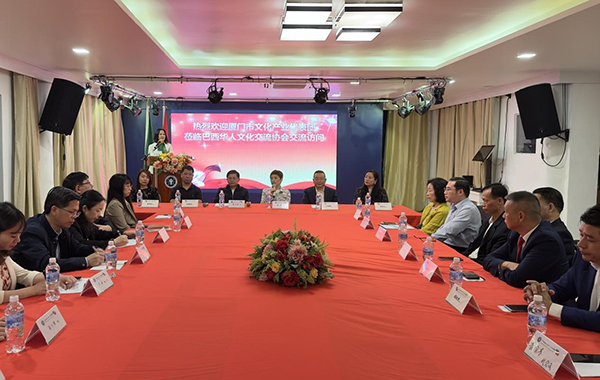 當?shù)貢r間6月11日，由廈門市委常委、宣傳部部長吳子東率領的廈門市文化產(chǎn)業(yè)代表團來到巴西華人文化交流協(xié)會會館交流訪問，與里約熱內(nèi)盧僑界舉行座談。謝照攝