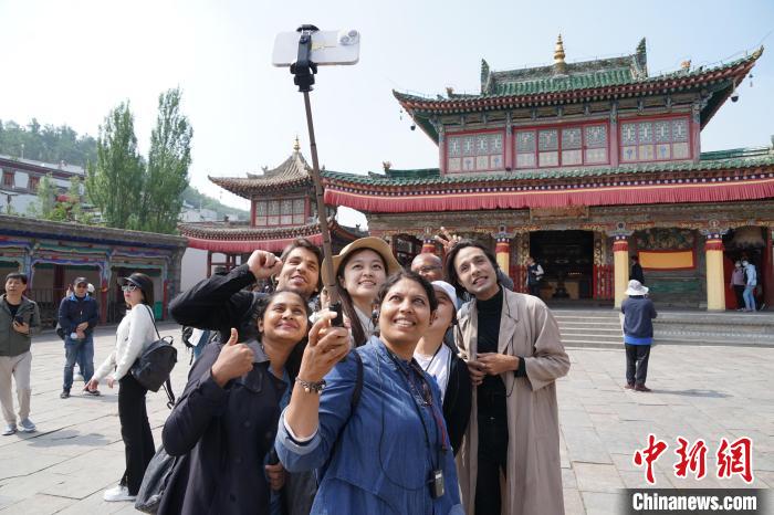 圖為外國記者在塔爾寺合影?！●R銘言 攝