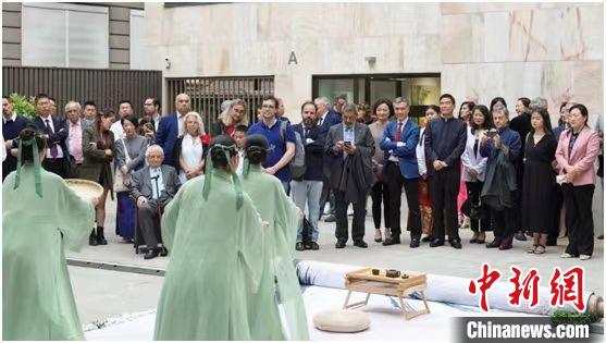 嘉賓觀看茶舞表演。　信陽(yáng)市委宣傳部供圖