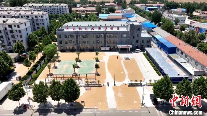 德州陵城區(qū)開放1297處鎮(zhèn)村公共場(chǎng)地，緩解農(nóng)民曬糧難題?！×瓿菂^(qū)委宣傳部供圖