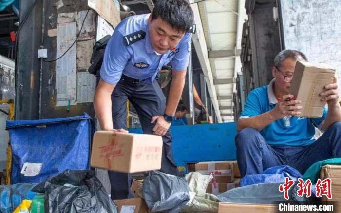 肥東縣公安局針對劇毒化學(xué)品和易制爆危險化學(xué)品生產(chǎn)企業(yè)開展安全檢查工作?！『戏示焦﹫D