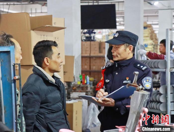 3月30日，大興派出所民警來到轄區(qū)中小企業(yè)，開展“為民為企為項目”走訪活動?！『戏示焦﹫D