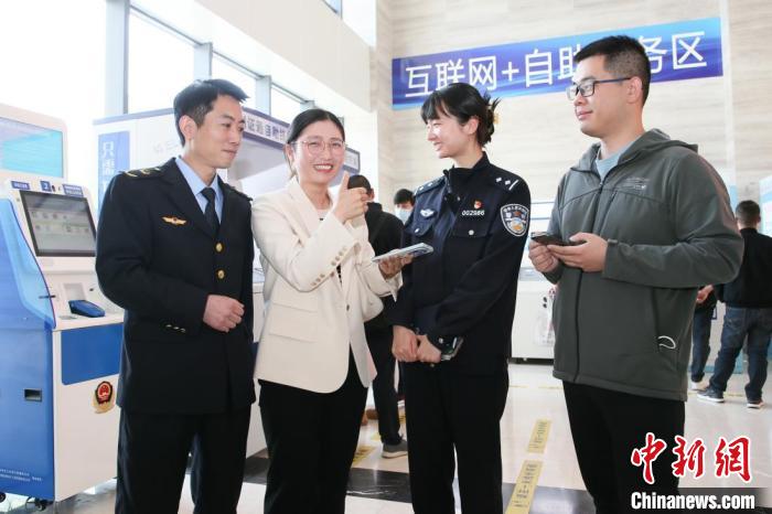 4月10日，安徽合肥，一家運輸企業(yè)負責(zé)人在工作人員的指導(dǎo)下，使用小程序辦理車管業(yè)務(wù)?！『戏示焦﹫D