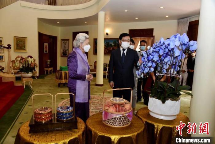 王文天大使介紹中國傳統(tǒng)工藝品及云南的蘭花和鮮果。　中國駐柬埔寨大使館微信公眾號 攝