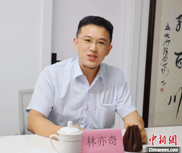 臺(tái)灣創(chuàng)新聯(lián)合建筑協(xié)會(huì)理事長(zhǎng)林亦奇講述設(shè)立驛站愿景?！窃式?攝