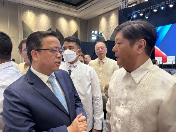 黃溪連大使與菲律賓總統(tǒng)馬科斯在會場上交談。中國駐菲律賓大使館供圖