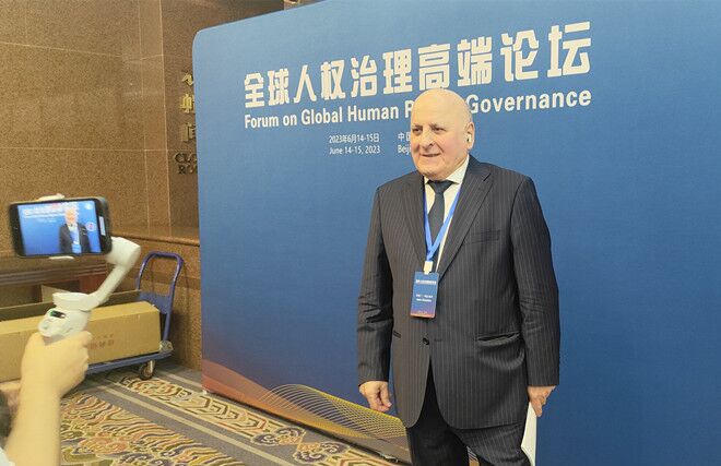 聯(lián)合國(guó)經(jīng)濟(jì)、社會(huì)及文化權(quán)利委員會(huì)副主席兼報(bào)告員、莫斯科國(guó)際關(guān)系學(xué)院國(guó)際法系主任阿斯蘭·阿巴希澤接受人民網(wǎng)記者采訪。圖片來源：視頻截圖