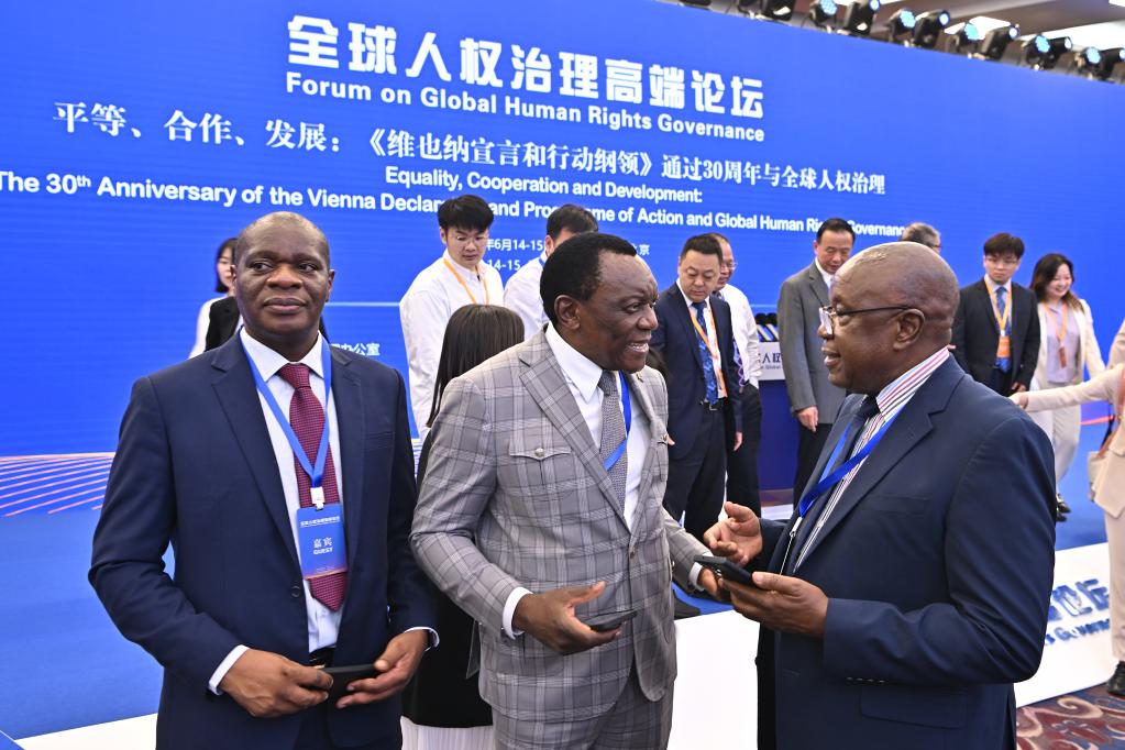 6月14日，與會(huì)者在論壇現(xiàn)場(chǎng)交流。新華社記者 李鑫 攝