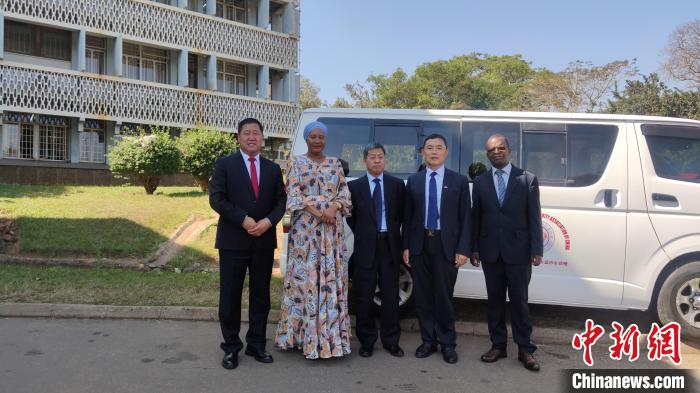 捐贈(zèng)儀式現(xiàn)場(chǎng)。　受訪者供圖