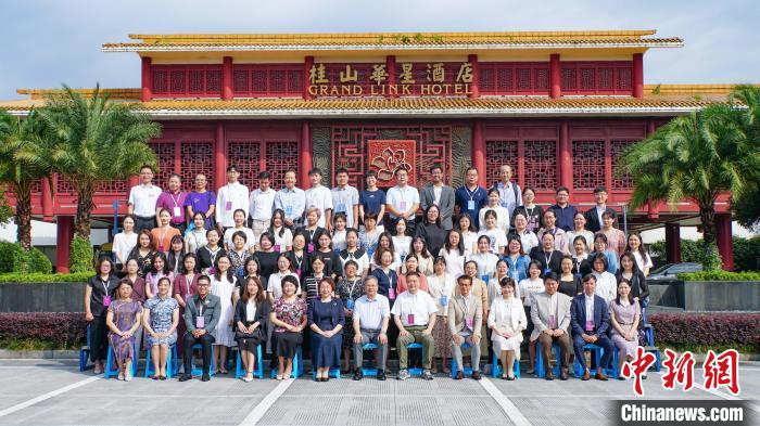 與會嘉賓合影留念?！×_詩慶 攝