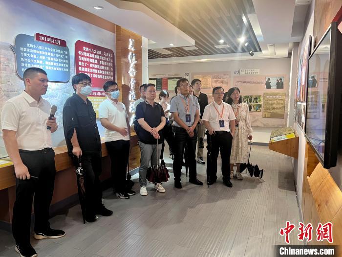 與會人員在后陳村走訪?！《做?攝