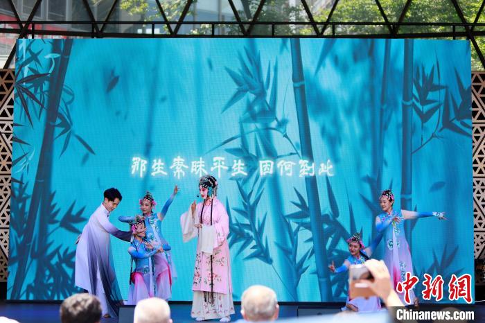 開幕式上舞臺展演之一《水舞昆韻》。