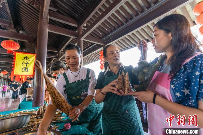 包粽子現(xiàn)場。　忻之承 攝