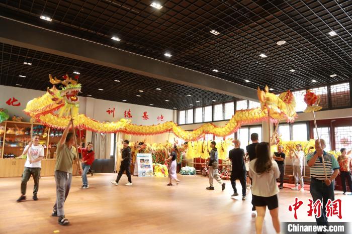 臺胞臺屬體驗(yàn)舞龍?！≈芪的裙﹫D