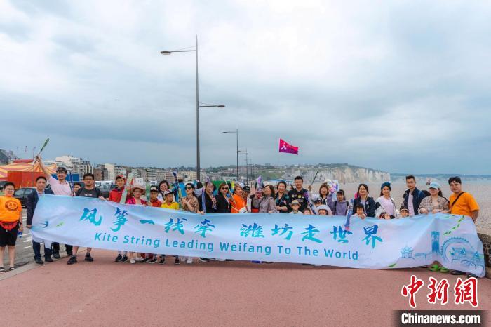 當?shù)貢r間6曰18日，“法國風箏之都”迪耶普舉辦中國風箏體驗活動。圖為風箏愛好者們合影?！≈鬓k方供圖