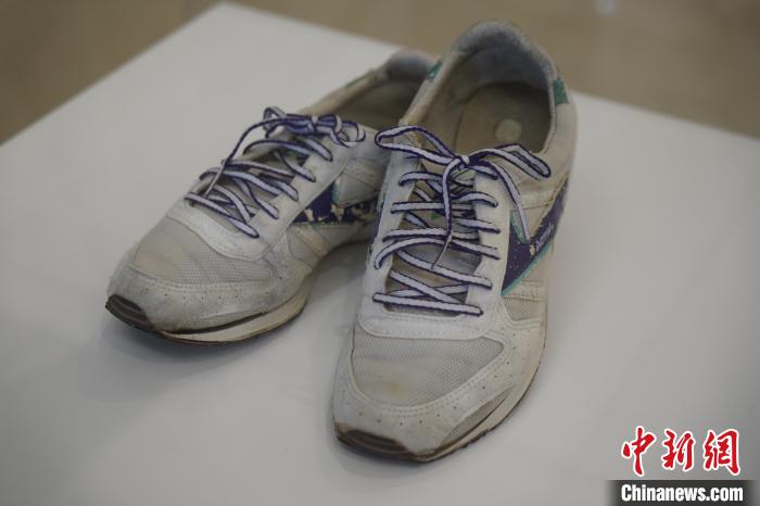 圖為展出的韓國(guó)前總統(tǒng)金泳三曾使用的慢跑鞋?！⑿?攝