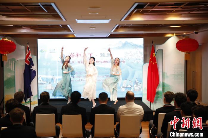 澳大利亞悉尼中學(xué)生參加“茶和天下”雅集文化體驗(yàn)活動(dòng)。圖為悉尼夕月組合的茶舞表演《福茶香飄》。　顧時(shí)宏 攝