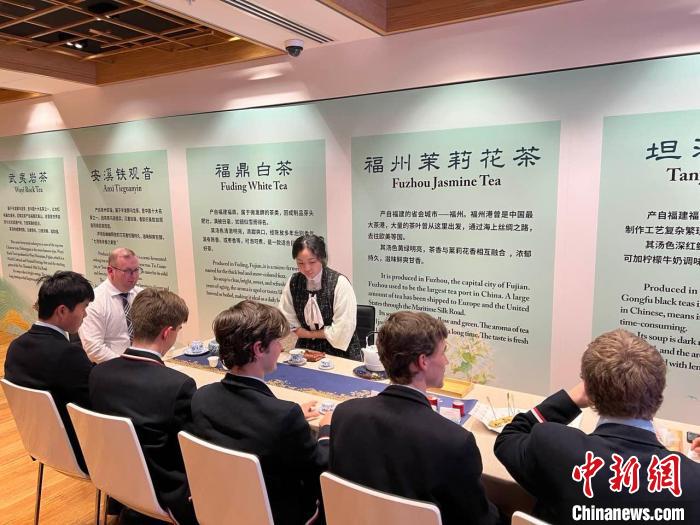 澳大利亞悉尼中學(xué)生參加“茶和天下”雅集文化體驗(yàn)活動(dòng)?！☆檿r(shí)宏 攝