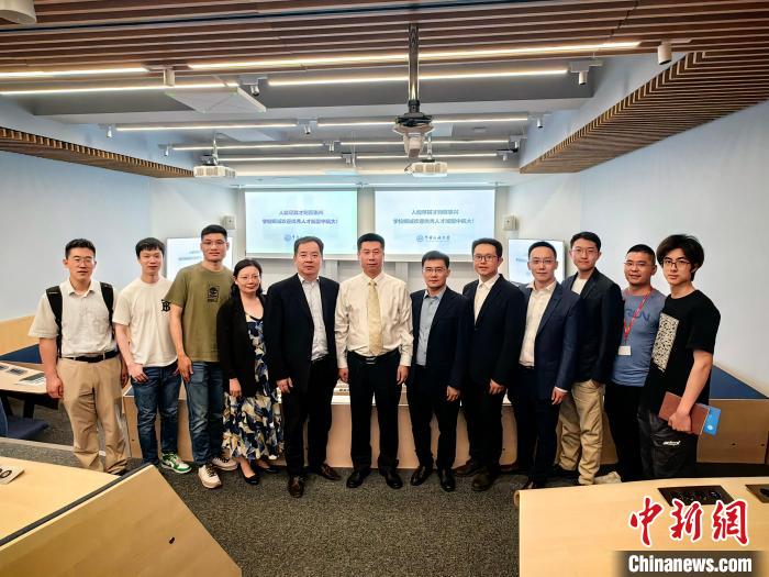 中國(guó)民航大學(xué)代表團(tuán)在英交流情況?！≈鬓k方提供