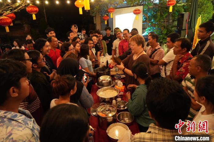 現(xiàn)場包粽子教學(xué)。陶暹光攝