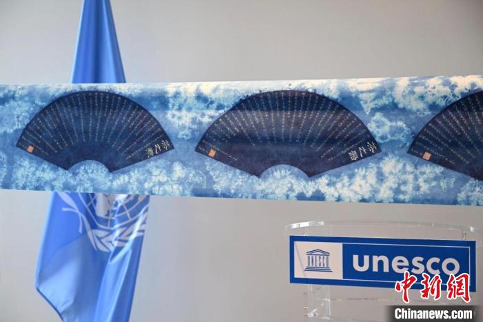 用板藍根蠟染制作的陸羽《茶經(jīng)》也在此次國際茶日活動上展出?！●R海雯 攝