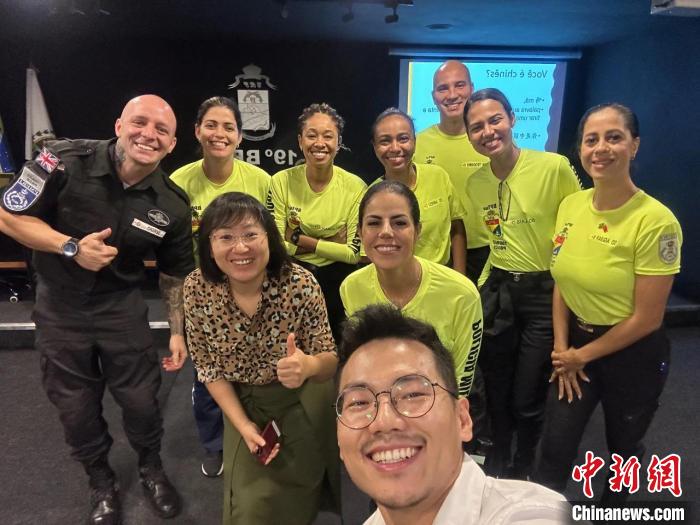 里約旅游警察上中文課?!±锛s熱內(nèi)盧天主教大學(xué)孔子學(xué)院供圖