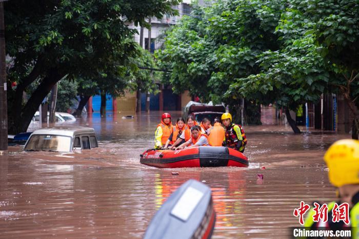 7月4日，萬州區(qū)五橋街道，消防救援人員用沖鋒舟救援轉(zhuǎn)運被困群眾。　冉孟軍 攝
