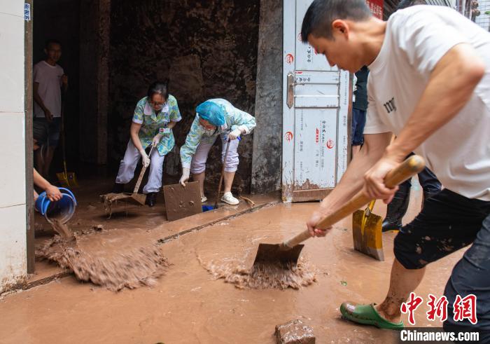 7月4日，萬州區(qū)五橋街道，洪水退去后，居民開展清淤工作。　冉孟軍 攝