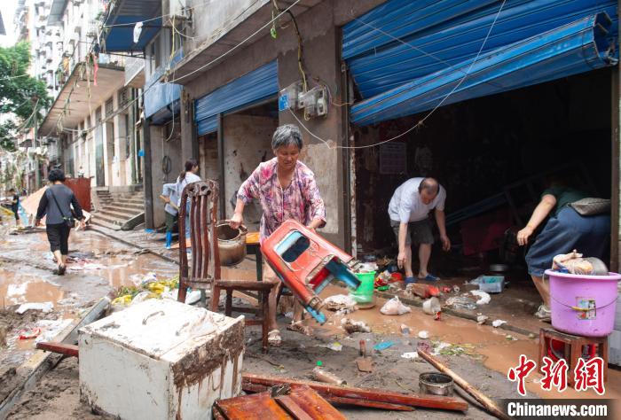 7月4日，萬州區(qū)五橋街道，洪水退去后，居民搶救生活物資。　冉孟軍 攝