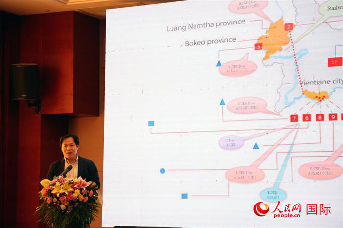 老撾計(jì)劃與投資部發(fā)展研究院院長(zhǎng)史提羅斯·拉斯福尼在活動(dòng)現(xiàn)場(chǎng)發(fā)言。人民網(wǎng)記者楊一攝