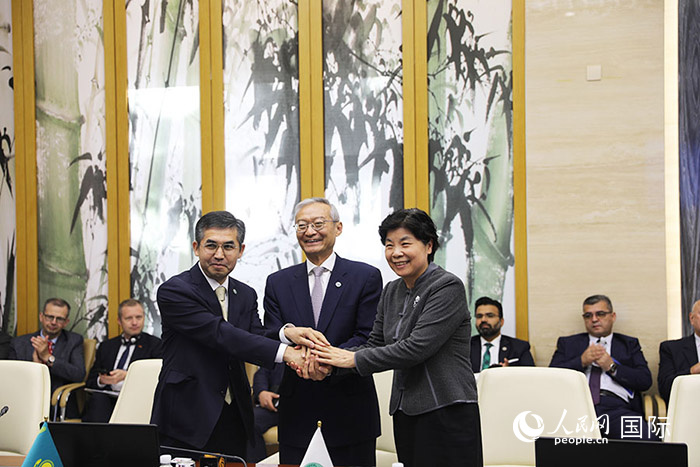 上合組織秘書處、哈駐華使館、上合組織睦鄰友好合作委員會簽署《聯(lián)合行動計劃》。人民網(wǎng) 俄布拉依攝