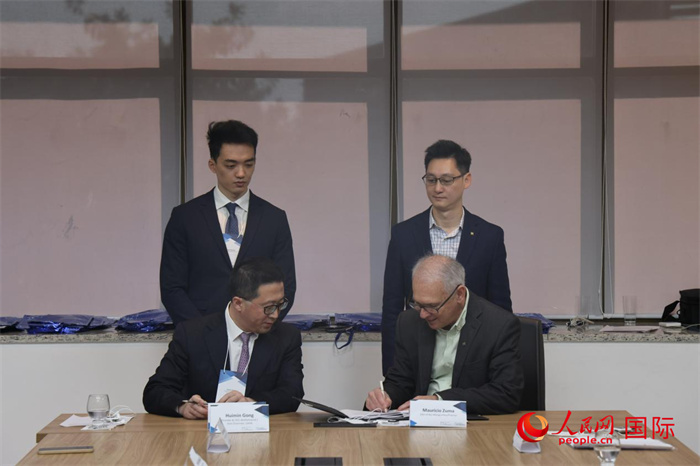 座談交流會(huì)上，中歐校友醫(yī)療健康產(chǎn)業(yè)協(xié)會(huì)與奧斯瓦爾多·克魯茲基金會(huì)簽署了合作備忘錄。人民網(wǎng)記者 時(shí)元皓攝