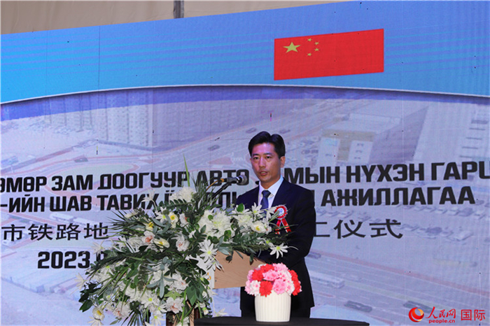 中鐵四局集團(tuán)國際事業(yè)部執(zhí)行經(jīng)理朱春峰致辭。人民網(wǎng)記者 霍文攝