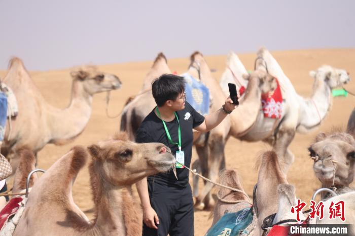 圖為臺(tái)胞體驗(yàn)大美內(nèi)蒙古?！⊥袐I供圖