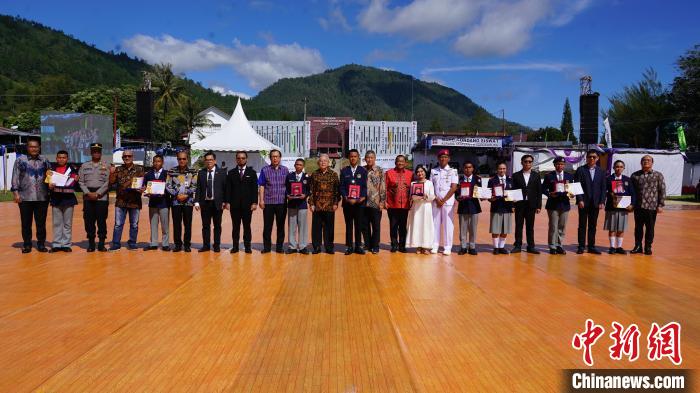 嘉賓為優(yōu)秀畢業(yè)生頒發(fā)榮譽(yù)證書。牛海濤攝