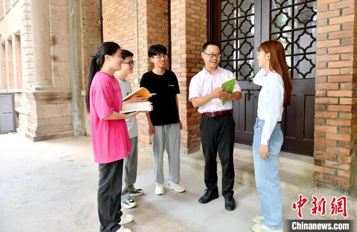 7月4日，臺灣教師陳昭志正在和學生交流?！蚊?攝