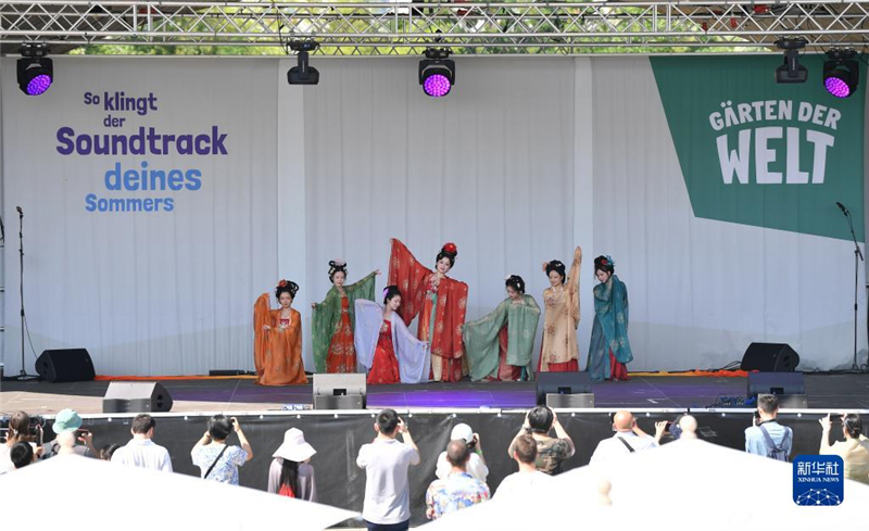 7月8日，在德國(guó)柏林世界公園，漢服愛好者進(jìn)行漢服展示。新華社記者 任鵬飛 攝