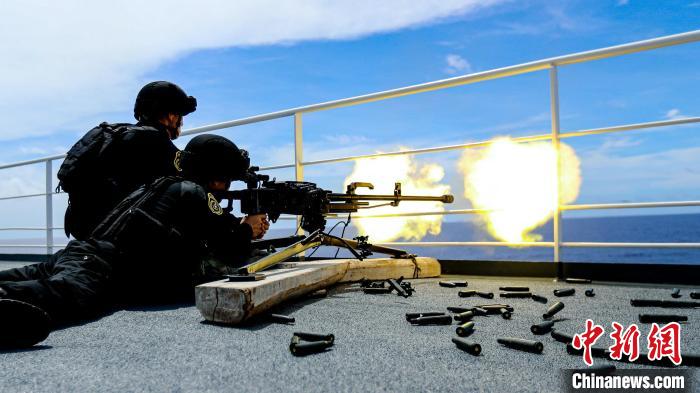 “和平方舟”號醫(yī)院船在西太平洋海域進(jìn)行反恐反海盜演練。圖為火力組隊(duì)員進(jìn)行警告射擊?！⌒煳?攝