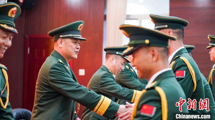 首長為晉銜官兵頒發(fā)任命狀?！堨狭?攝