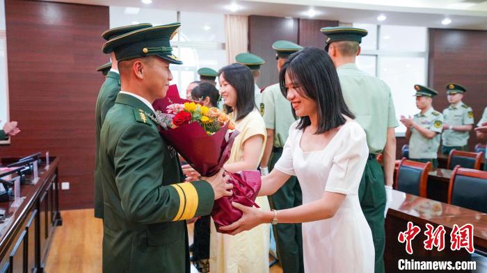 軍屬向晉升警官獻花?！堨狭?攝