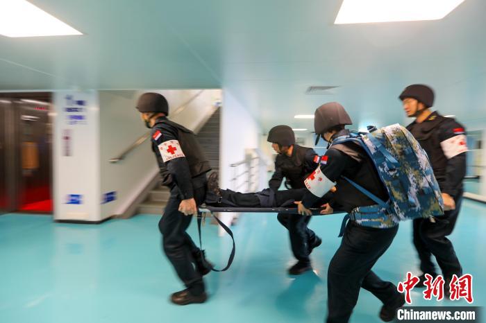 “和平方舟”號醫(yī)院船在西太平洋海域進行反恐反海盜演練。圖為醫(yī)療救護組在轉運“傷員”?！⌒煳?攝