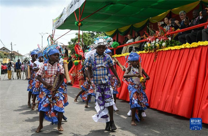7月12日，演員在圣多美和普林西比圣多美島瓜達盧佩鎮(zhèn)舉行的獨立日慶典活動上表演。新華社記者 韓旭 攝