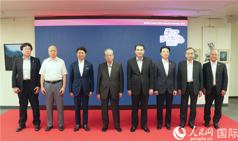 主辦方代表合影。人民網(wǎng) 許可攝