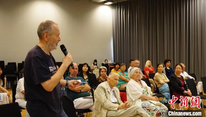 圖為現(xiàn)場觀眾提問?！“亓种袊幕行墓﹫D