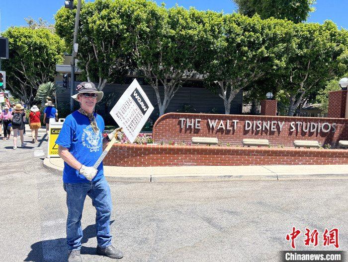 當(dāng)?shù)貢r(shí)間7月14日上午，華納兄弟、迪士尼等美國(guó)影視娛樂產(chǎn)業(yè)巨頭總部門前，有成百上千的人高舉“罷工”標(biāo)語(yǔ)牌游行示威。由于未能與美國(guó)電影和電視制片人聯(lián)盟(AMPTP)就新合同達(dá)成協(xié)議，擁有約16萬名會(huì)員的好萊塢三大工會(huì)之一美國(guó)影視演員協(xié)會(huì)(SAG-AFTRA)發(fā)起罷工，于14日起在洛杉磯和紐約的十余家制片公司外示威游行。 <a target='_blank' href='/'><p  align=