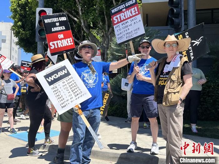 當(dāng)?shù)貢r(shí)間7月14日上午，華納兄弟、迪士尼等美國(guó)影視娛樂產(chǎn)業(yè)巨頭總部門前，有成百上千的人高舉“罷工”標(biāo)語(yǔ)牌游行示威。由于未能與美國(guó)電影和電視制片人聯(lián)盟(AMPTP)就新合同達(dá)成協(xié)議，擁有約16萬名會(huì)員的好萊塢三大工會(huì)之一美國(guó)影視演員協(xié)會(huì)(SAG-AFTRA)發(fā)起罷工，于14日起在洛杉磯和紐約的十余家制片公司外示威游行。 <a target='_blank' href='/'><p  align=