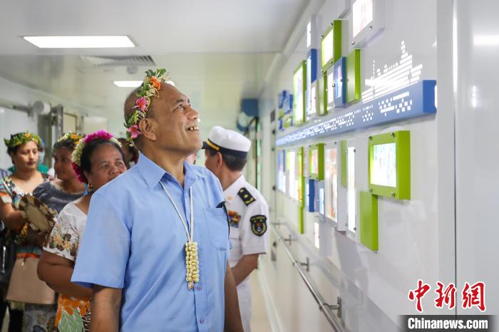 基里巴斯總統(tǒng)等政要參觀海上醫(yī)院?！⌒煳?攝