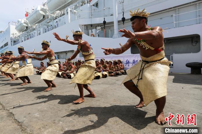 基方民眾表演當(dāng)?shù)靥厣璧?，歡迎“和平方舟”號醫(yī)院船來訪?！⌒煳?攝